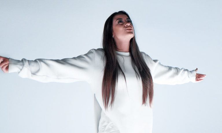 Isadora Pompeo: conheça a carreira da cantora gospel